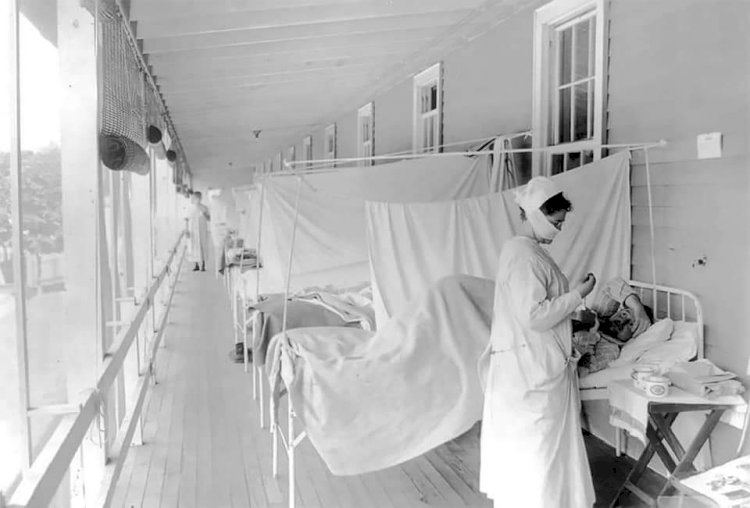 The nurse attending a patient of in a emergency hospital during Spanish flu