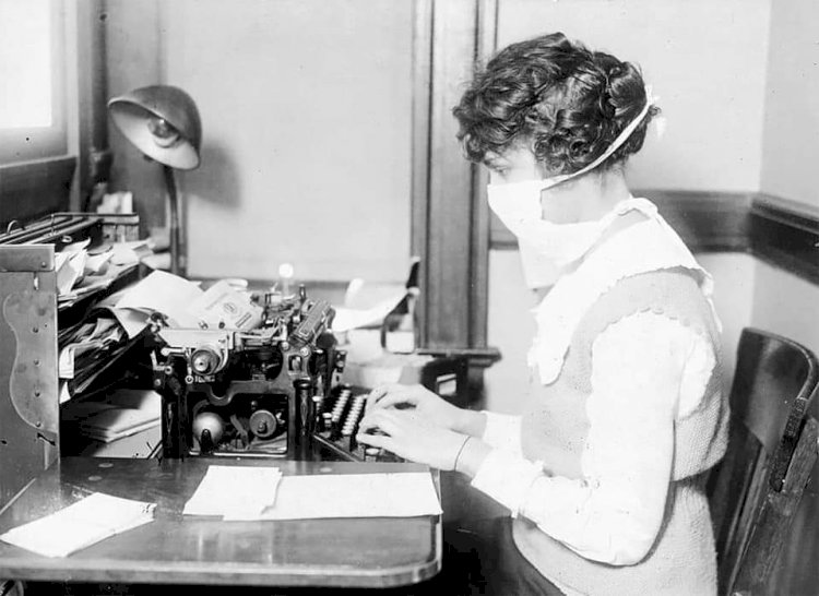 A lady is working in an office during Spanish flu in 1918